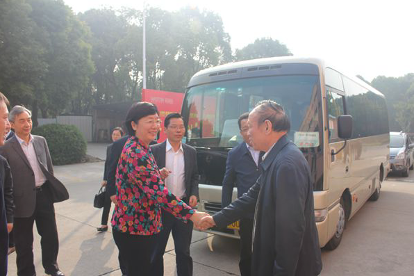 Jiao Hong, director of the State Food and drug administration, and his delegation visited Watson for guidance